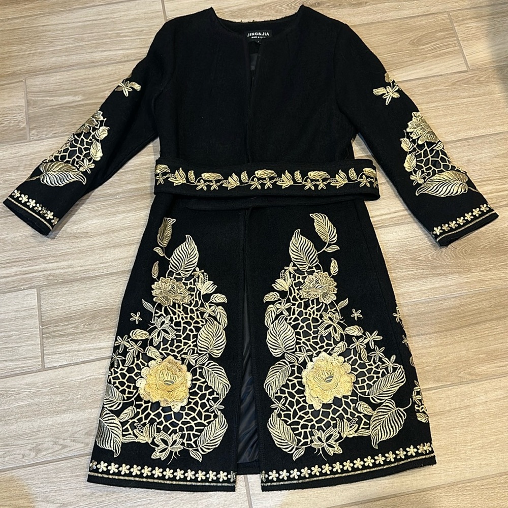 Beautiful felt floral jacket coat size Small with 3-D gold embroidered leafs